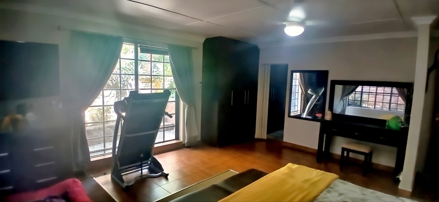 5 Bedroom Property for Sale in Langenhovenpark Free State